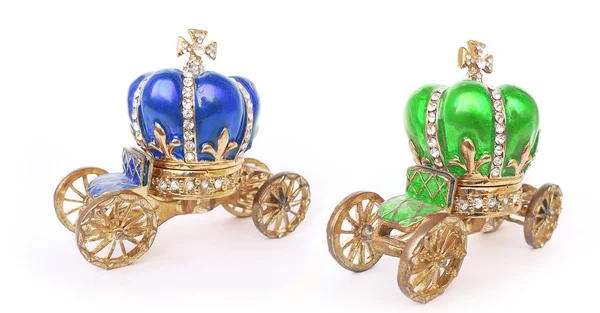 taşıma ve üzerinde beyaz izole corona şeklinde mücevher kutusu