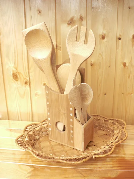 Accessori da cucina in legno sullo scaffale, struttura in legno — Foto Stock