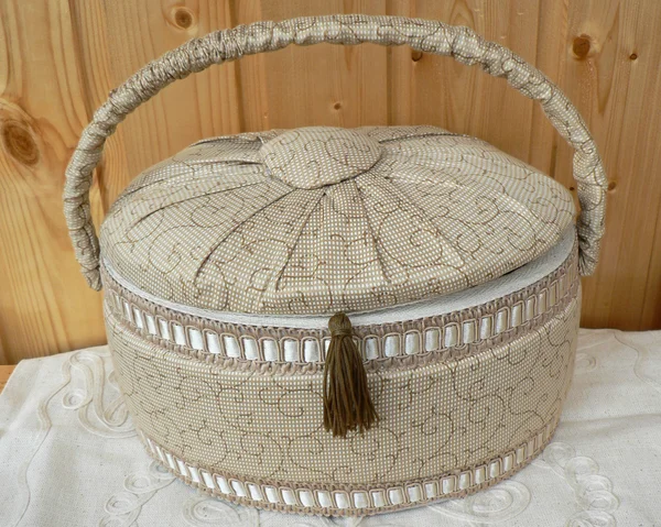 sepet ve üzerinde beyaz izole Hobiler için dikiş aksesuarları