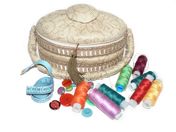 sepet ve üzerinde beyaz izole Hobiler için dikiş aksesuarları