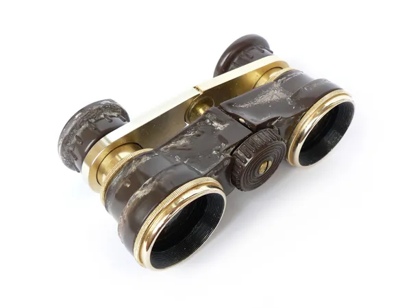 Beyaz arkaplanda izole edilmiş eski klasik tiyatro dürbünleri