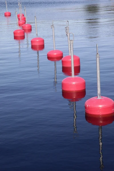 üst üste kırmızı renkte.