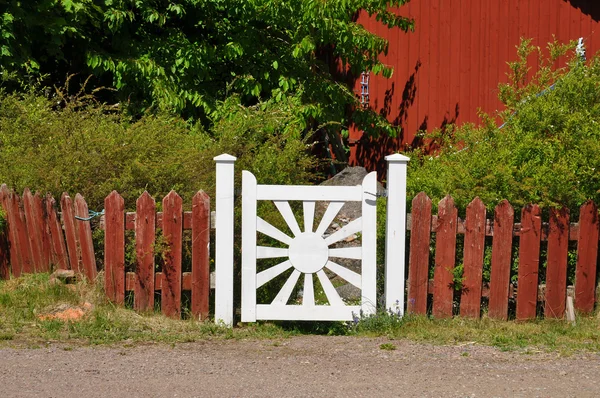 beyaz kırmızı çit kapısı.