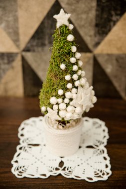 Küçük Noel ağacı. Yosundan yapılmış. Portakal kabuğundan dekorasyon. Evde Noel ruhu.