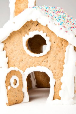 Karla kaplı, şeker kaplı çatısı olan zencefilli kek evi..