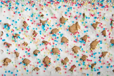 Karla kaplı, şeker kaplı çatısı olan zencefilli kek evi..