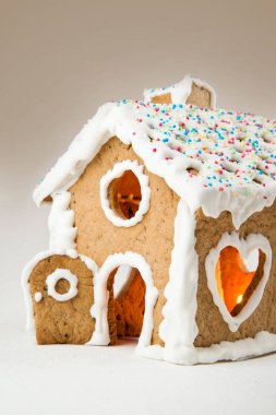 Karla kaplı, şeker kaplı çatısı olan zencefilli kek evi..