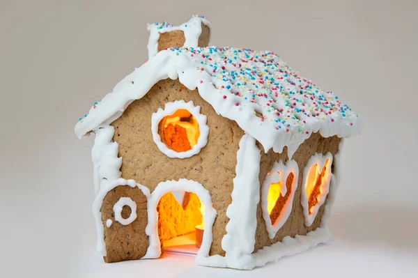 Lebkuchenhaus Mit Schneebedecktem Dach Aus Zuckerglasur — Stockfoto