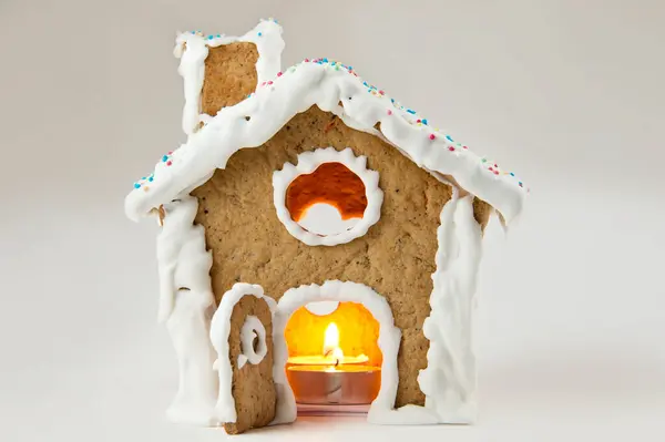 Pepparkakshus Med Snötäckt Socker Glasyr Tak — Stockfoto