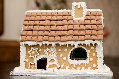 Karla kaplı, şeker kaplı çatısı olan zencefilli kek evi..