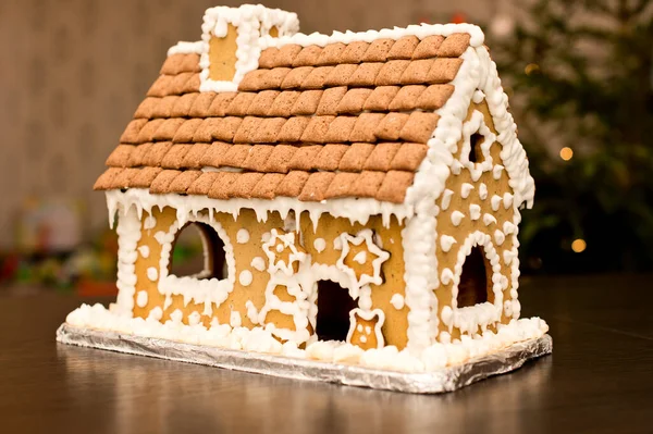 Pepparkakshus Med Snötäckt Socker Glasyr Tak — Stockfoto