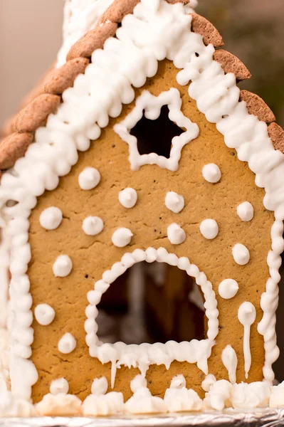 Lebkuchenhaus Mit Schneebedecktem Dach Aus Zuckerglasur — Stockfoto