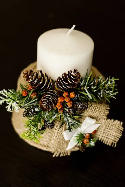 Kerstkaarsen Ornamenten Donkere Achtergrond Handgemaakte Kandelaar — Stockfoto
