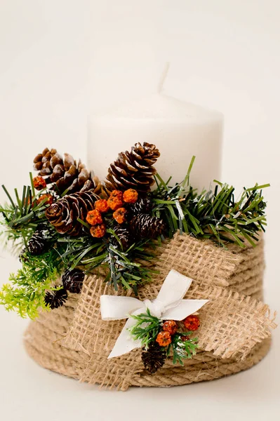 Kerstkaarsen Ornamenten Een Witte Achtergrond Handgemaakte Kandelaar — Stockfoto