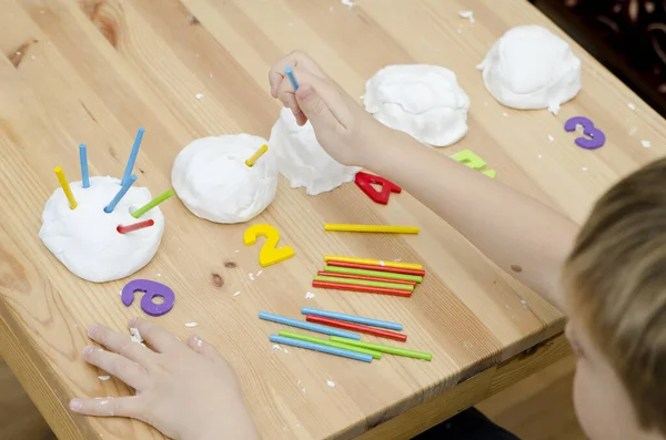 Child Learns Count Snow Pillows Colored Sticks Montessori Materials Development — Stock fotografie