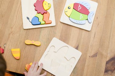 Jigsaw Bebek Erken Eğitim Oyuncakları 3 boyutlu Yapboz Çocuklar Yetenek Egzersizi Çocuklar Tahta Hediyeler. Erkek eli yapboz parçasında. Erken eğitim, odaklanma egzersizleri