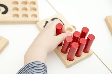 Montessori metodolojisinin ahşap figürleri. Matematik çocukları çocuklar için bulmaca sayıyor. Geliştirilmesi gereken bilgisayar oyunları eğitimi. Zeki bir çocuk matematik oyuncağı. Sayı oyunu tahtası.