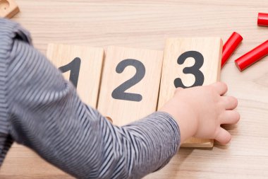 Montessori metodolojisinin ahşap figürleri. Matematik çocukları çocuklar için bulmaca sayıyor. Geliştirilmesi gereken bilgisayar oyunları eğitimi. Zeki bir çocuk matematik oyuncağı. Sayı oyunu tahtası.