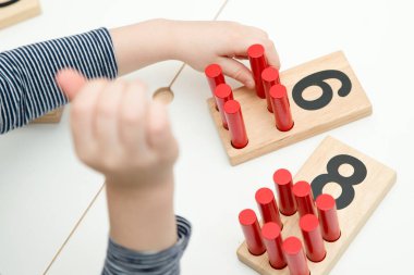 Montessori metodolojisinin ahşap figürleri. Matematik çocukları çocuklar için bulmaca sayıyor. Geliştirilmesi gereken bilgisayar oyunları eğitimi. Zeki bir çocuk matematik oyuncağı. Sayı oyunu tahtası.