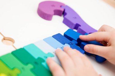 Tahta numara bulmacası. Çocukların iyi motor becerileri geliştirmesi için uygulama, oyun yoluyla mantıklı düşünme. Saymayı öğrenmek ve hayal gücünü, yaratıcılığı, el-göz koordinasyonunu teşvik etmek için oyuncak.