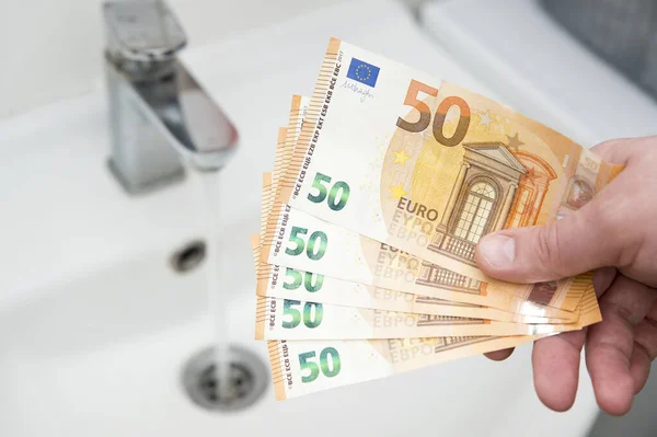 Krom Banyo Lavabosunu Euro Banknotlarıyla Kapatın Fiyatlarını Yükseltme Bütçesi Planlama — Stok fotoğraf