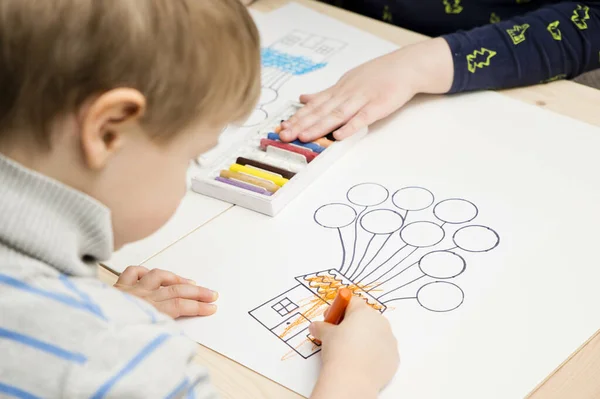 Pequeñas Manos Para Colorear Dibujo Casa Con Globos Con Crayones —  Fotos de Stock