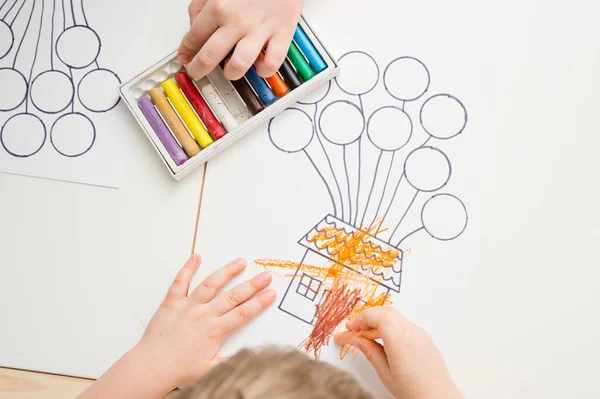 Pequeñas Manos Para Colorear Dibujo Casa Con Globos Con Crayones —  Fotos de Stock