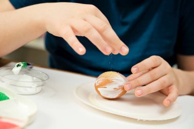 Paskalya. Hıristiyan dini bayramı. Farklı renkte tuzlu yumurta lekesi. Çeşitli renkler ve çeşitli tekniklerle çeşitlendirme geleneği. Küresel Bahar Festivali.