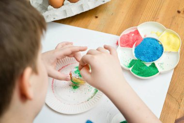 Paskalya. Hıristiyan dini bayramı. Farklı renkte tuzlu yumurta lekesi. Çeşitli renkler ve çeşitli tekniklerle çeşitlendirme geleneği. Küresel Bahar Festivali.
