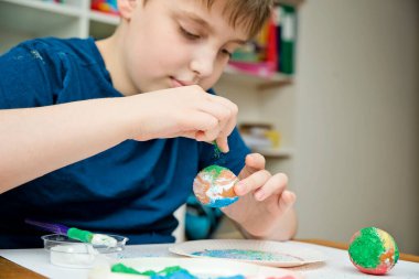 Paskalya. Hıristiyan dini bayramı. Farklı renkte tuzlu yumurta lekesi. Çeşitli renkler ve çeşitli tekniklerle çeşitlendirme geleneği. Küresel Bahar Festivali.