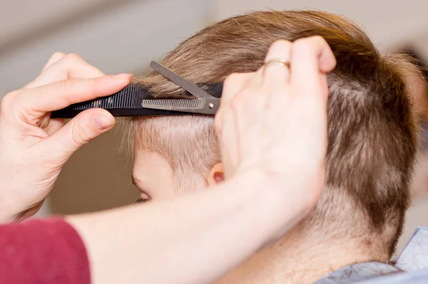 Salone Parrucchiere Casa Condizioni Quarantena Mamma Taglia Capelli Del Ragazzo — Foto Stock