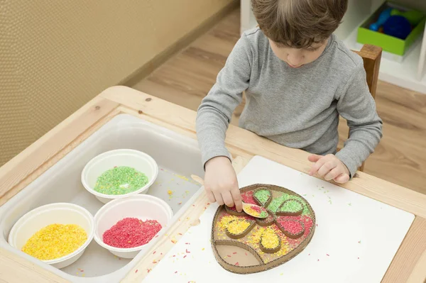 Concetto Pasquale Ragazzo Gioca Con Riso Colorato Implementare Bambini Sviluppare — Foto Stock