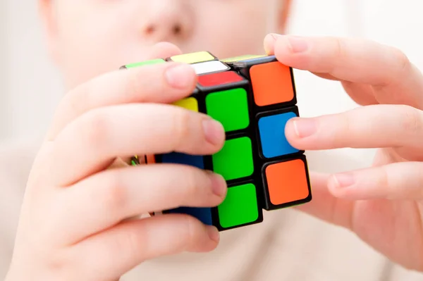 孩子们手里拿着立方体培养逻辑思维的工具 大脑锻炼的任务 自闭症患者最喜欢的游戏 — 图库照片
