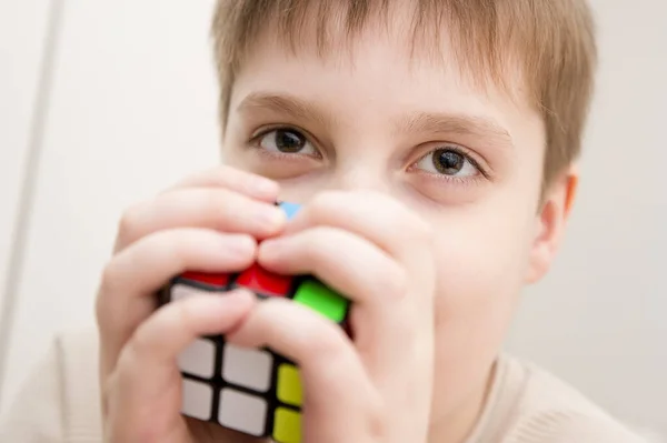孩子们手里拿着立方体培养逻辑思维的工具 大脑锻炼的任务 自闭症患者最喜欢的游戏 — 图库照片