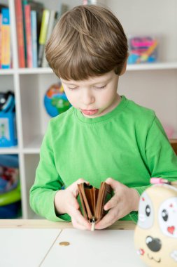 Çocuk cüzdandan para sayıyor. Küresel piyasadaki sembol değişiklikleri, ekonomik istikrarsızlık, enflasyon, yükselen fiyatlar, vergiler, kriz. Çocuk bütçesi, gelecekteki eğitim için tasarruf.