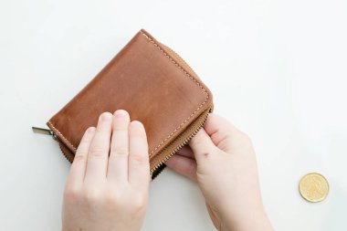 Çocuk cüzdandan para sayıyor. Küresel piyasadaki sembol değişiklikleri, ekonomik istikrarsızlık, enflasyon, yükselen fiyatlar, vergiler, kriz. Çocuk bütçesi, gelecekteki eğitim için tasarruf.