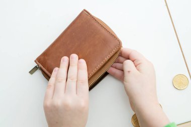 Çocuk cüzdandan para sayıyor. Küresel piyasadaki sembol değişiklikleri, ekonomik istikrarsızlık, enflasyon, yükselen fiyatlar, vergiler, kriz. Çocuk bütçesi, gelecekteki eğitim için tasarruf.