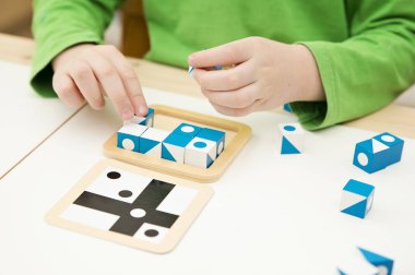 Mantıklı görevler için küp. Çocuğun algısı, konsantrasyonu, mantıklı ve analitik düşüncesi için bir araç. Bir çocuğun zekasını ölçmek için uygulama, sabır eğitimi, dikkatin korunması