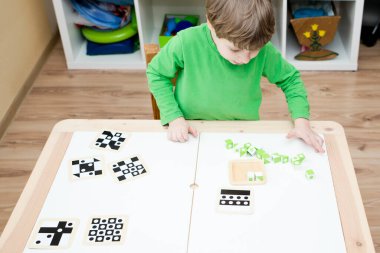 Mantıklı görevler için küp. Çocuğun algısı, konsantrasyonu, mantıklı ve analitik düşüncesi için bir araç. Bir çocuğun zekasını ölçmek için uygulama, sabır eğitimi, dikkatin korunması