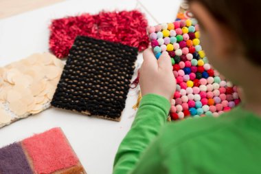 Farklı dokuların kartları. Engelli çocuklar ve bebekler için duyusal bir cihaz. Mesleki terapi, otizm, özel ihtiyaçlar.