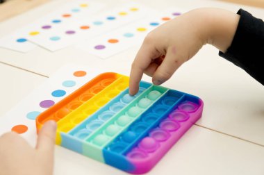 Anaokulu için mantıklı görevler. Çocuk istihdamı, iyi motor becerileri eğitimi, odaklanmayı öğrenme, görev tamamlama, çocukların motivasyonu. DIY Montessori tema etkinlikleri evde.