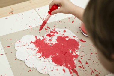 Anaokulu çocukları için görevler. Sevgililer günü teması. Kalp şeklinde pamuk bloknotlar, damlalık boyama tekniğiyle renklendirilmiş. Düşünce özgürlüğü, yaratım ve performans