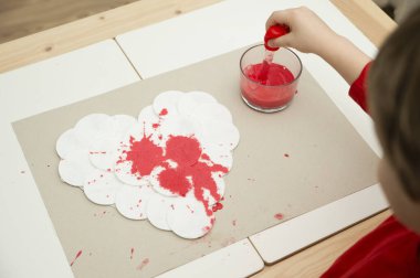 Anaokulu çocukları için görevler. Sevgililer günü teması. Kalp şeklinde pamuk bloknotlar, damlalık boyama tekniğiyle renklendirilmiş. Düşünce özgürlüğü, yaratım ve performans