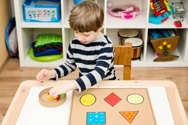 Anaokulu için mantıklı görevler. Çocuk istihdamı, iyi motor becerileri eğitimi, odaklanmayı öğrenme, görev tamamlama, çocukların motivasyonu. DIY Montessori tema etkinlikleri evde.