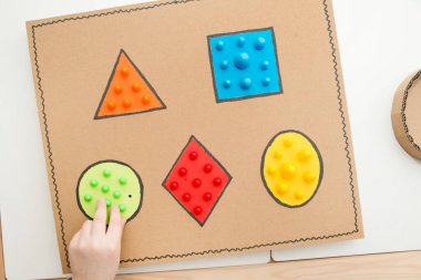 Anaokulu için mantıklı görevler. Çocuk istihdamı, iyi motor becerileri eğitimi, odaklanmayı öğrenme, görev tamamlama, çocukların motivasyonu. DIY Montessori tema etkinlikleri evde.