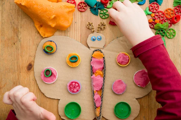Farklı materyalleri aktif olarak keşfetmek için DIY oyuncak. Anaokulu veya anaokulu için duyusal ve hareketli eğitim seansları sağlamak için bir araç. Çocuklar ve otistler için Montessori tipi mesleki terapi.