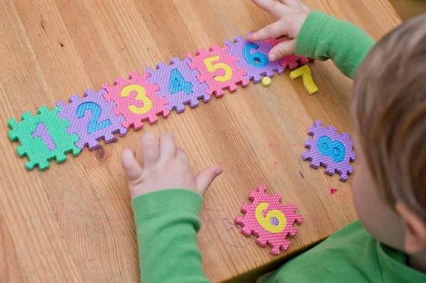 Дворічний Хлопчик Грає Номерами Foam Puzzle Mat Learning Рахуючи Кількість — стокове фото