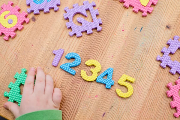 Two Year Boy Plays Foam Puzzle Mat Learning Numbers 장난감 — 스톡 사진