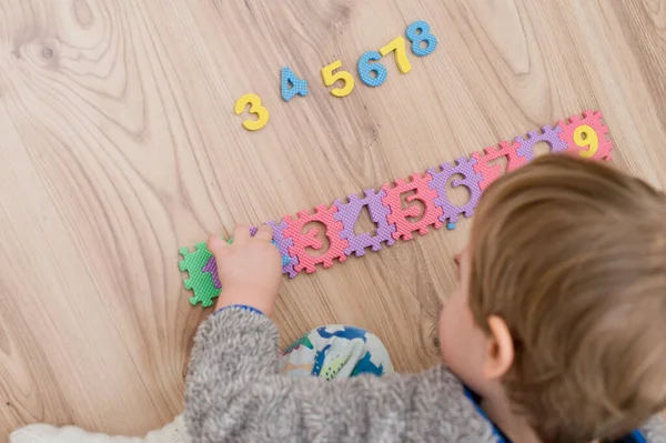Zweijähriger Junge Spielt Mit Schaumstoff Puzzle Matte Lernzahlen Zählen Studie — Stockfoto