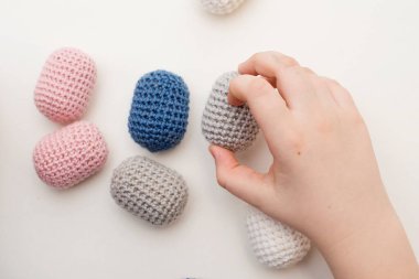 Çocukları işitme gelişimi için eğitmek üzere kullanılan Montessori materyali. Bebekler için güvenli oyuncaklar. Geri dönüştürülmüş Kinder Sürpriz Yumurta Sanatları Fikirleri - Plastik kapsülle Yapılacak Paskalya Çocuk El Sanatları.